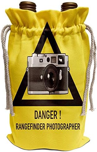 3רוז קייק קאלבו אוסף צילום-סכנה.צלם מד טווח.טקסט ומשולש שחור, רקע צהוב, מצלמה ללא פלאש-שקית יין