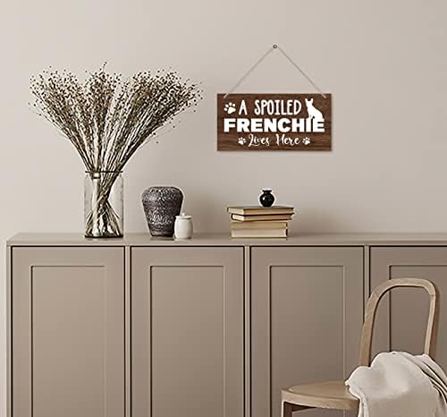 מצחיק צרפתית מפונקת גרה כאן שלט עיצוב עץ, תליית תפאורה של לוח עץ מודפס, תלה שלט תפאורה ביתית, מתנות