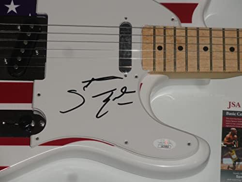 סטיב ארל חתם על גיטרה חשמלית של סאנברסט