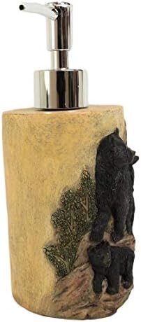 חיות הבר של אברוס כפרי הרים שחור אמא דוב עם משפחת גורים בעצי אורן יער מבטא אמבטיה מבטא אביזרי