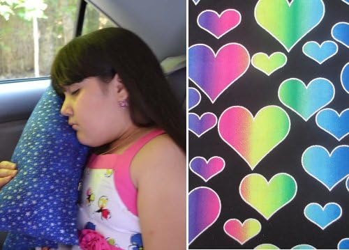 כרית נסיעות ורודה לילדים - כרית חגורת בטיחות עם בד לבבות צבעוניות