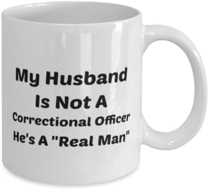 ספל קצין כליאה, בעלי הוא לא קצין כליאה. הוא גבר אמיתי, חידוש ייחודי מתנת רעיונות כליאה קצין, קפה ספל תה כוס לבן
