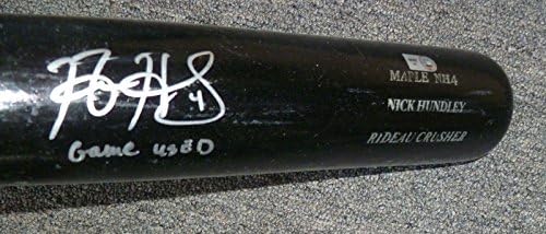 ניק הונדלי חתם על משחק הפאדרס עם מחבט בייסבול משומש