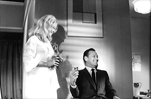 תצלום וינטג 'של וויליאן הולדן שותה עם אישה.