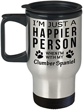 חובב כלבים טיול ספל קפה - אדם מאושר יותר עם Clumber Spaniel - מתנות הצלה בעלים