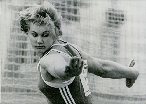 תמונה עתיקה של דיאנה גנסקי סאצ ' ה, זורקת הדיסקוס של מזרח גרמניה שהציבה שיא חדש של גרמניה הדמוקרטית בתחרות זריקת